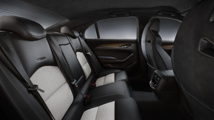 Интерьер Cadillac CTS-V Pedestal Edition 2018 года  (NA) (фото 4 из 4)